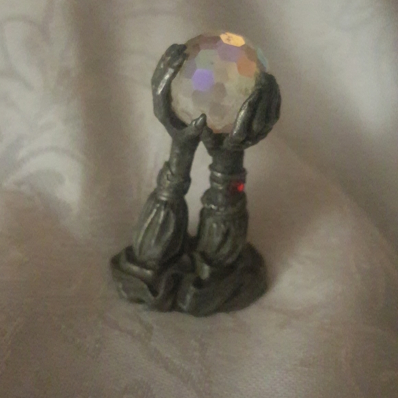 Vintage pewter figurine of wizard hands; one ruby - Picture 2 of 3